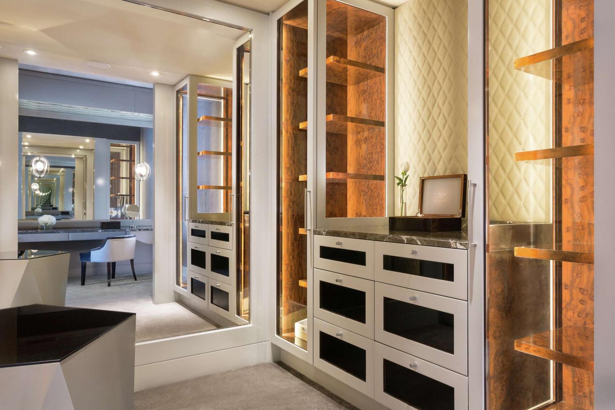 Al Habtoor Palace - Preferred Hotels & Resorts Dubai Exterior photo A walk-in closet