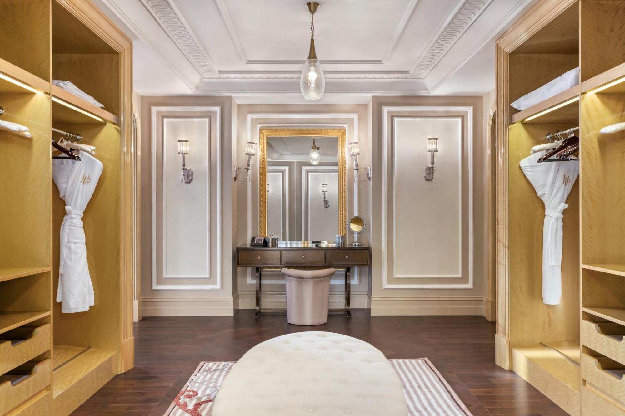 Al Habtoor Palace - Preferred Hotels & Resorts Dubai Exterior photo A dressing room