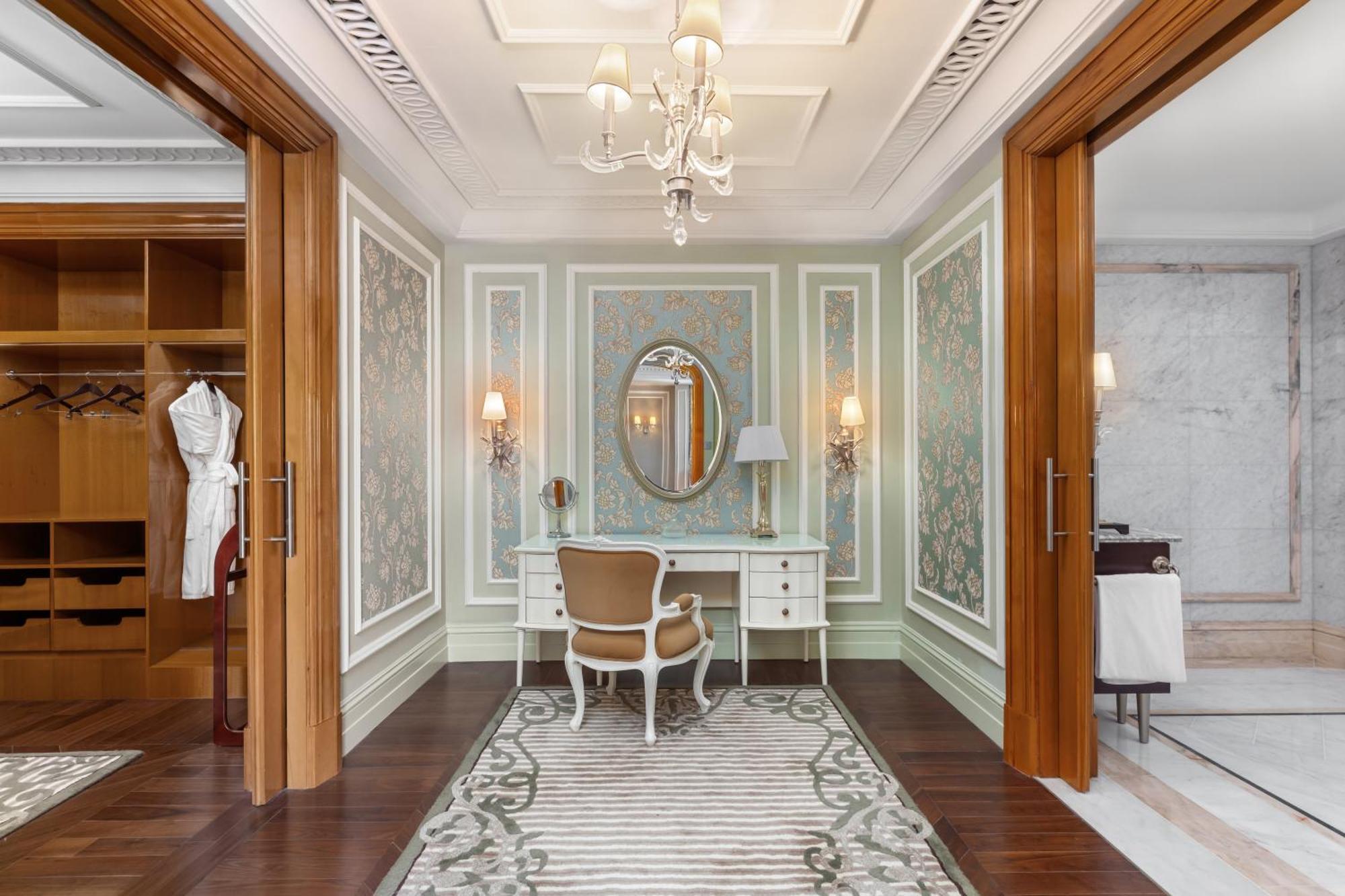Al Habtoor Palace - Preferred Hotels & Resorts Dubai Exterior photo A dressing room
